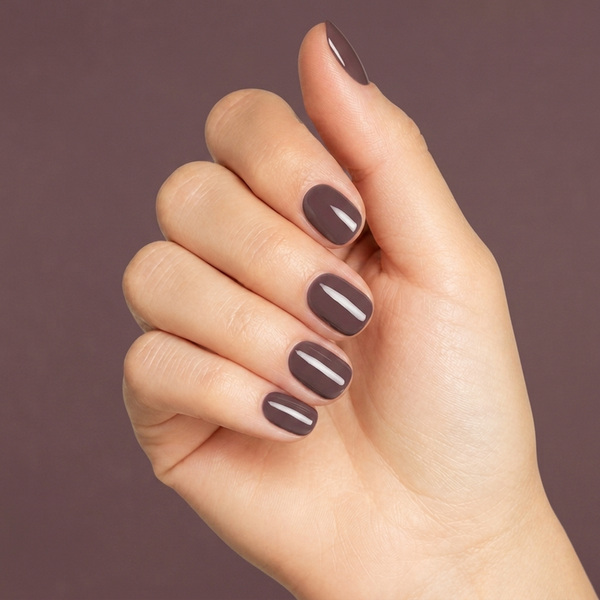 Mano con las uñas pintadas con esmalte en gel Gelish Lust At First Sight, color Mauves acabado Cream