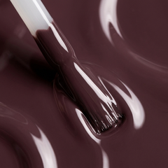 Primer plano del pincel con esmalte en gel Gelish Lust At First Sight, color Mauves acabado Cream, textura del color