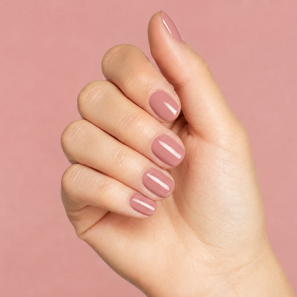 Mano con las uñas pintadas con esmalte en gel Gelish She's My Beauty, color Rosas acabado Cream