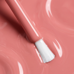 Primer plano del pincel con esmalte en gel Gelish She's My Beauty, color Rosas acabado Cream, textura del color