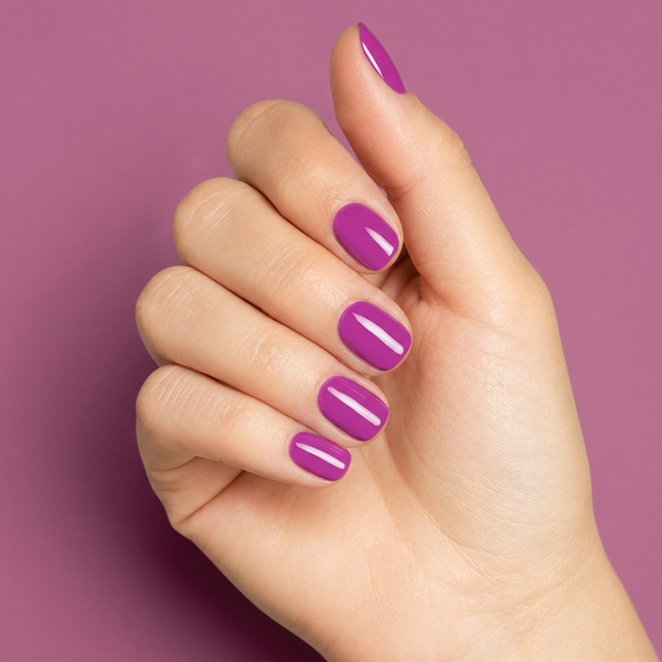 Mano con las uñas pintadas con esmalte en gel Gelish Tahiti Hottie, color Morados acabado Cream