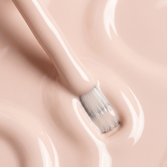 Primer plano del pincel con esmalte en gel Gelish Do I Look Buff?, color Nudes acabado Cream, textura del color