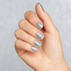 Mano con las uñas pintadas con esmalte en gel Gelish Am I Making You Gelish?, color Blancos acabado Glitter