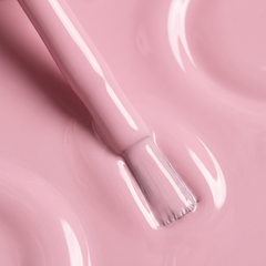 Primer plano del pincel con esmalte en gel Gelish Tutus & Tights, color Rosas acabado Cream, textura del color