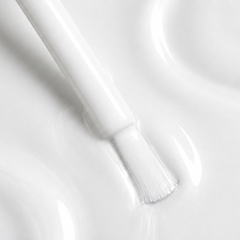 Primer plano del pincel con esmalte en gel Gelish Sheer & Silk, color Blancos acabado Cream, textura del color