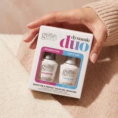 Mano sosteniendo tratamiento Gelish Dynamic Duo