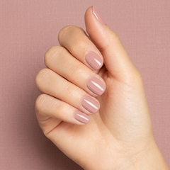 Mano con las uñas pintadas con Gelish Brush On Structure Gel - Cover Pink, color Nudes acabado Cream