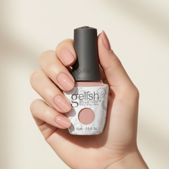 Mano sosteniendo Gelish Brush On Structure Gel - Cover Pink, color Nudes acabado Cream