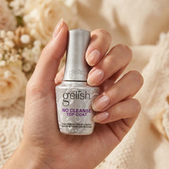 Mano sosteniendo Gelish Gel No Cleanse Top Coat