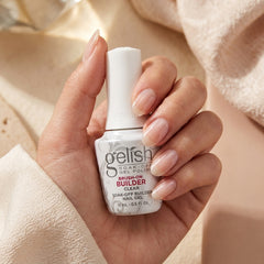 Mano sosteniendo builder gel Gelish Brush-On Builder Clear