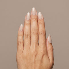 Mano con las uñas pintadas con builder gel Gelish Brush-On Builder Ivory Nude