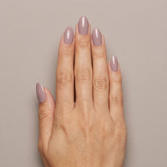 Mano con las uñas pintadas con builder gel Gelish Brush-On Builder Mauve Nude
