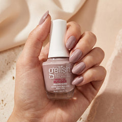 Mano sosteniendo builder gel Gelish Brush-On Builder Mauve Nude