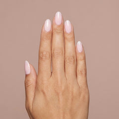 Mano con las uñas pintadas con builder gel Gelish Brush-On Builder Light Pink Nude