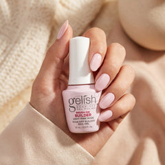 Mano sosteniendo builder gel Gelish Brush-On Builder Light Pink Nude