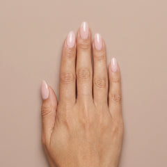 Mano con las uñas pintadas con builder gel Gelish Brush-On Builder Pink Sand Nude