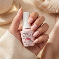 Mano sosteniendo builder gel Gelish Brush-On Builder Pink Sand Nude