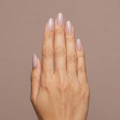 Mano con las uñas pintadas con builder gel Gelish Brush-On Builder Beige Nude