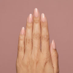Mano con las uñas pintadas con builder gel Gelish Brush-On Builder Blush Rose Nude
