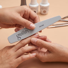 Manos sosteniendo el buffer Gelish 220/280