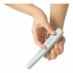 Mano sosteniendo accesorio Gelish 220/280 Buffer