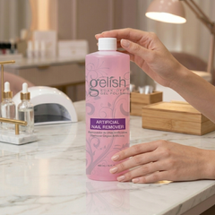 Mano sosteniendo removedor Gelish Artificial Nail Remover