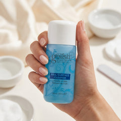 Mano sosteniendo limpiador Gelish Nail Surface Cleanse