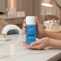 Mano sosteniendo limpiador Gelish Nail Surface Cleanse