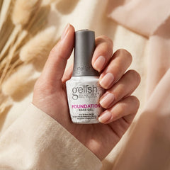 Mano sosteniendo base coat Gelish Foundation Base Gel