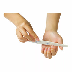 Mano sosteniendo accesorio Gelish 240/240 Thin Wooden File