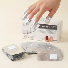 Caja de Gelish Wrap It Off con los foils y una mano con los envoltorios puestos