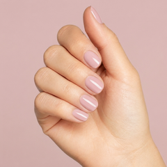 Mano con las uñas pintadas con esmalte tradicional Morgan Taylor All About The Pout, color Rosas acabado Cream