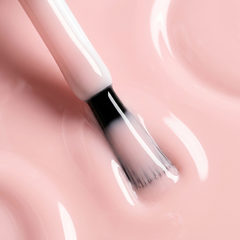 Primer plano del pincel con esmalte tradicional Morgan Taylor All About The Pout, color Rosas acabado Cream, textura del color