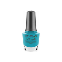 Frasco de esmalte tradicional Morgan Taylor No Filter Needed, color Azules acabado Cream, 15 ml, sobre fondo blanco