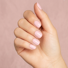 Mano con las uñas pintadas con esmalte tradicional Morgan Taylor Once Upon a Mani, color Rosas acabado Cream