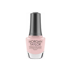 Frasco de esmalte tradicional Morgan Taylor Once Upon a Mani, color Rosas acabado Cream, 15 ml, sobre fondo blanco