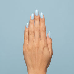 Mano con las uñas pintadas con esmalte tradicional Morgan Taylor Not So Prince Charming, color Azules acabado Cream