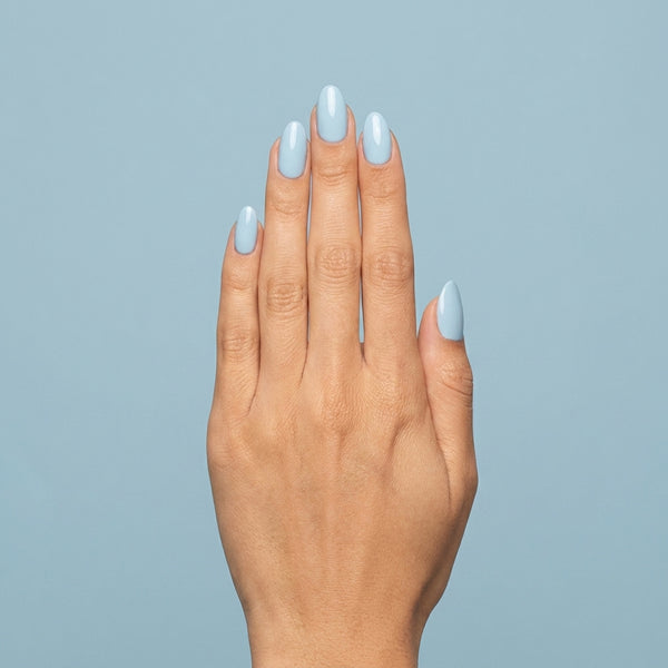 Mano con las uñas pintadas con esmalte tradicional Morgan Taylor Not So Prince Charming, color Azules acabado Cream