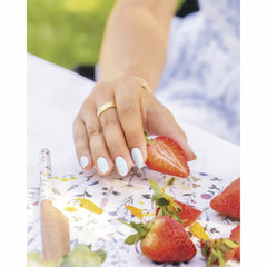 Manicura con esmalte tradicional Morgan Taylor Not So Prince Charming, color Azules acabado Cream