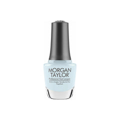 Frasco de esmalte tradicional Morgan Taylor Not So Prince Charming, color Azules acabado Cream, 15 ml, sobre fondo blanco