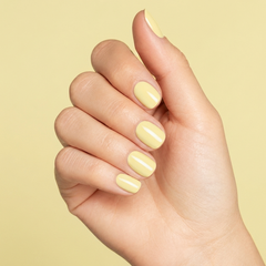 Mano con las uñas pintadas con esmalte tradicional Morgan Taylor Let Down Your Hair, color Amarillos acabado Cream