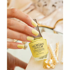 Manicura con esmalte tradicional Morgan Taylor Let Down Your Hair, color Amarillos acabado Cream