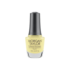 Frasco de esmalte tradicional Morgan Taylor Let Down Your Hair, color Amarillos acabado Cream, 15 ml, sobre fondo blanco