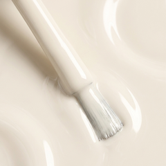 Primer plano del pincel con esmalte tradicional Morgan Taylor Magic Within, color Blancos acabado Cream, textura del color