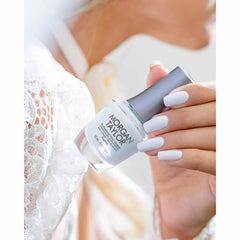 Manicura con esmalte tradicional Morgan Taylor Magic Within, color Blancos acabado Cream