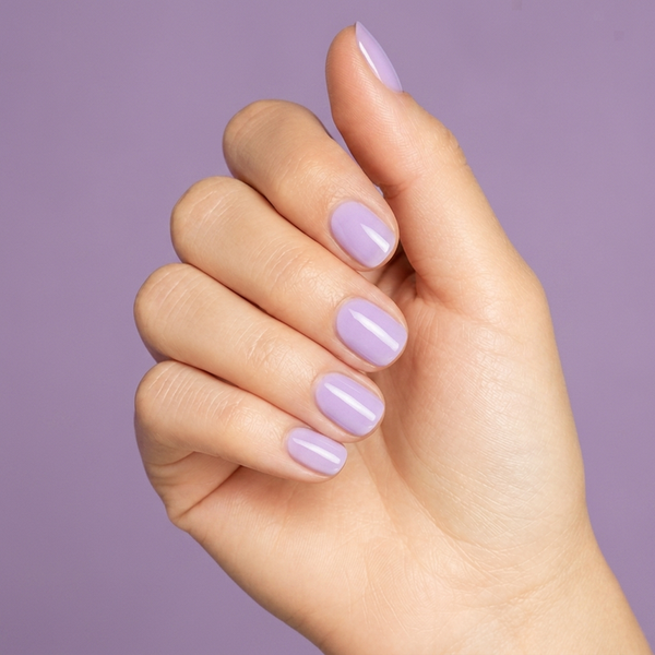 Mano con las uñas pintadas con esmalte tradicional Morgan Taylor All The Queen's Bling, color Morados acabado Cream