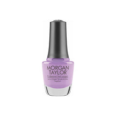 Frasco de esmalte tradicional Morgan Taylor All The Queen's Bling, color Morados acabado Cream, 15 ml, sobre fondo blanco