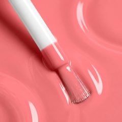 Primer plano del pincel con esmalte tradicional Morgan Taylor Beauty Marks The Spot, color Rosas acabado Cream, textura del color