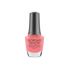 Frasco de esmalte tradicional Morgan Taylor Beauty Marks The Spot, color Rosas acabado Cream, 15 ml, sobre fondo blanco