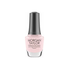 Frasco de esmalte tradicional Morgan Taylor Curls & Pearls, color Morados acabado Cream, 15 ml, sobre fondo blanco